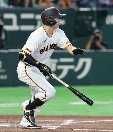 ７回、泉口が左中間に２点二塁打を放つ　
