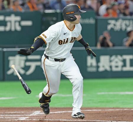 ７回、巨人・泉口が左中間に２点二塁打を放つ