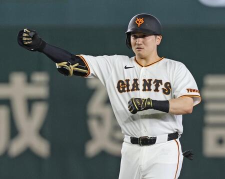 ７回、２点二塁打を放ちポーズをとる泉口