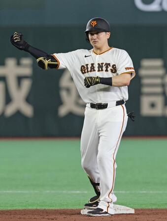 ７回、２点二塁打を放ちポーズをとる泉口　