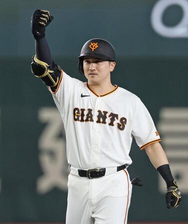 ７回、２点二塁打を放ちポーズをとる泉口