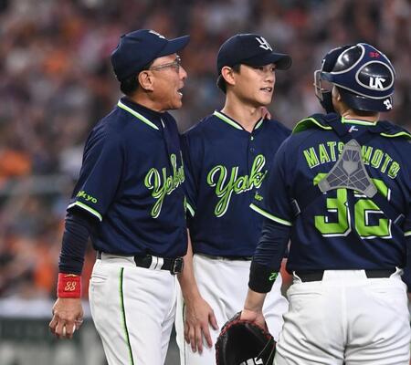 ６回、高橋（中央）に交代を告げる池山監督（左）＝撮影・園田高夫