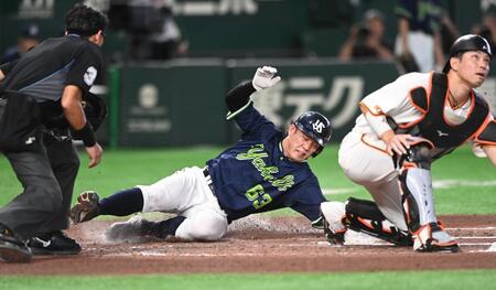 ６回、サンタナの右犠飛で生還する三塁走者・増田（撮影・園田高夫）