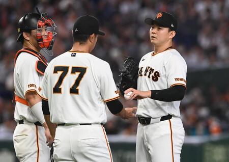 ６回、交代を告げられボールを渡す小笠原（右）＝撮影・園田高夫