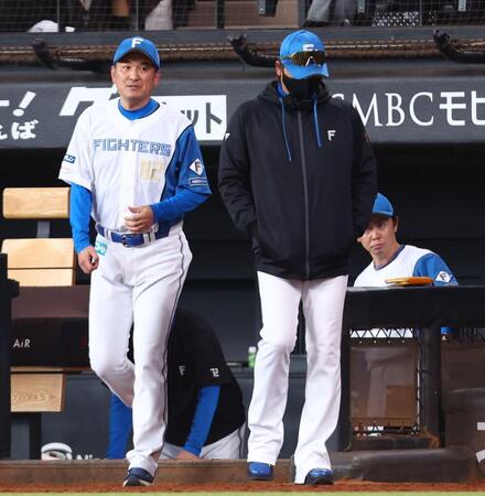 ５回、太田に適時打を許したところで有原を交代させる新庄監督（中央）＝撮影・中島達哉