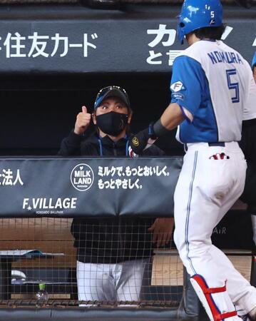 ６回、ソロを放った野村（右）を迎える新庄監督（撮影・中島達哉）
