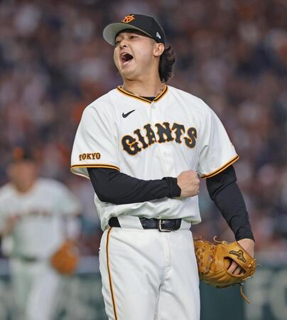 ８回、西村を二ゴロに打ち取り、雄たけびを上げる田中瑛