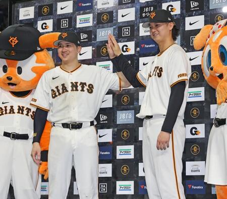 ヤクルトに勝利し、お立ち台でポーズをとる巨人の泉口（左）と田中瑛