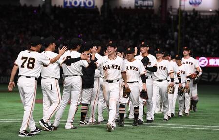 ３連勝を飾り喜ぶ巨人ナイン（撮影・園田高夫）