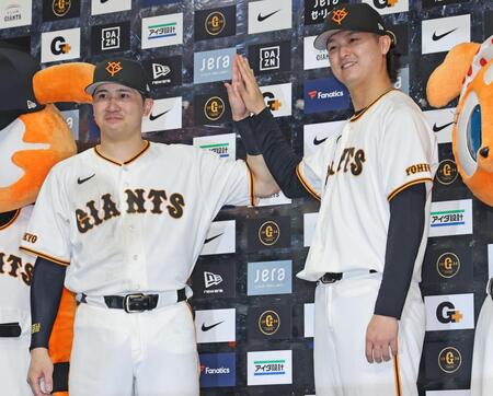 ヤクルトに勝利し、お立ち台でポーズをとる巨人の泉口（左）と田中瑛