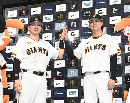 ハイタッチをする泉口（左）と田中瑛（撮影・園田高夫）