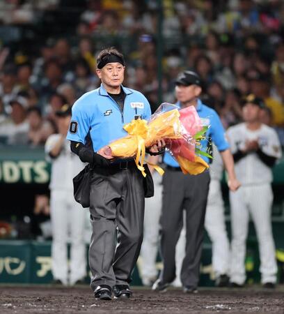 ＮＰＢ２０００試合出場し花束を送られる名幸一明審判員（撮影・山口登）