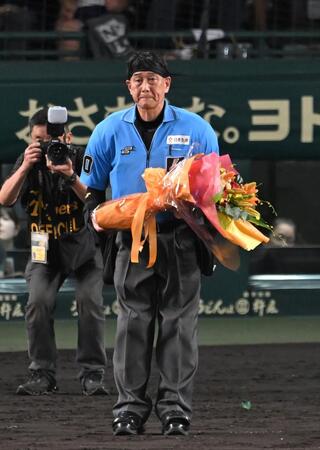 ２０００試合出場を達成し、花束を贈られる名幸一明審判員（撮影・飯室逸平）