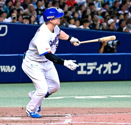 ３回、細川が左中間に３ランを放つ