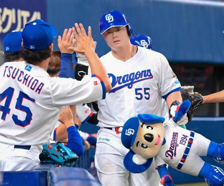 ３回、３ランを放ちナインに迎えられる細川