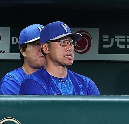 ６回、劣勢に厳しい表情の相川監督（撮影・西田忠信）