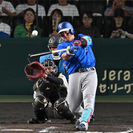 ８回、２９号ソロを放つ牧（撮影・飯室逸平）