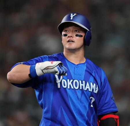 ８回、ソロを放ちポーズを決める牧（撮影・山口登）