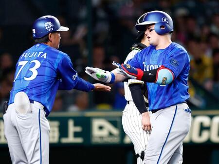 ８回、本塁打を放ち、コーチに迎えられる牧