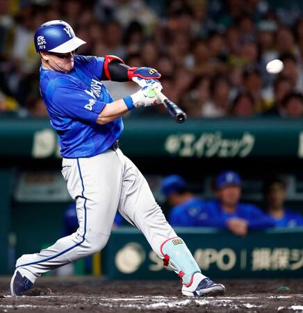８回、牧が左中間に本塁打を放つ