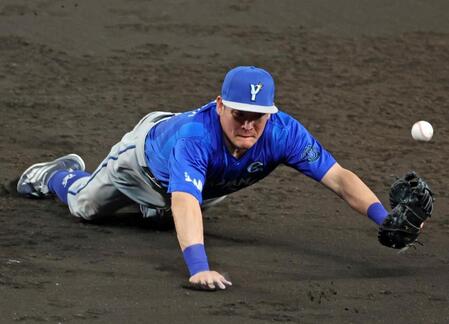 ３回、元山の打球をはじき２点適時内野安打になる一塁手・筒香（撮影・立川洋一郎）