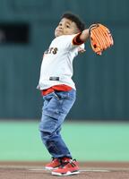ファーストピッチセレモニーで投球するマルティネスの息子ルーカス君