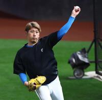 調整する加藤貴（撮影・中島達哉）