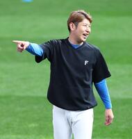調整で笑顔を見せる加藤貴（撮影・中島達哉）