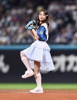 ファーストピッチセレモニーで投球するつばきファクトリー・谷本安美（撮影・中島達哉）