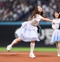 ファーストピッチセレモニーで投球するつばきファクトリー・谷本安美（撮影・中島達哉）