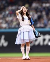 ファーストピッチセレモニーで投球し、笑顔を見せるつばきファクトリー・谷本安美（撮影・中島達哉）
