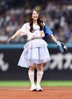 ファーストピッチセレモニーで投球し、笑顔を見せるつばきファクトリー・谷本安美（撮影・中島達哉）