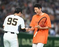ファーストピッチのボールを渡され笑顔を見せる松岡修造氏（右）＝撮影・園田高夫