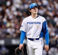 １回、先制３ランを許し、ベンチに戻る有原（撮影・中島達哉）