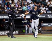 １回、死球を受けて苦悶の表情を浮かべながらもボールを拾い、白井球審に手渡す杉本（撮影・中島達哉）