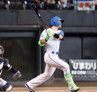 ２回、２０号ソロを放つ清宮（撮影・中島達哉）