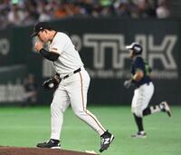 ４回、オスナの先制ソロを浴びガックリの小笠原（撮影・園田高夫）