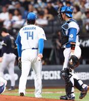 ５回途中で降板する有原（撮影・中島達哉）