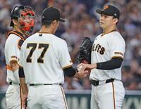 ６回途中、降板する小笠原（右）