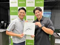 サインを手に笑顔を見せる松坂大輔氏と司会を務めたプロゴルファーの伊藤元気（左）