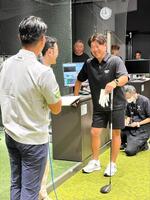ゴルフで飛距離を争うドラコン対決を楽しむ松坂大輔氏