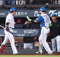 ６回、ソロを放った清宮幸（右から２人目）を迎える新庄監督＝撮影・中島達哉