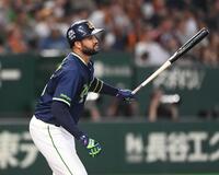 ６回、右犠飛を放ったサンタナ（撮影・園田高夫）