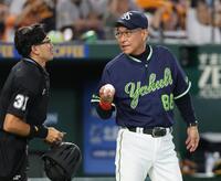 ６回途中、高橋の交代を告げる池山監督