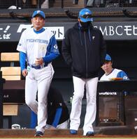 ５回、太田に適時打を許したところで有原を交代させる新庄監督（中央）＝撮影・中島達哉