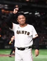 ファンにあいさつをする巨人・橋上秀樹監督代行＝東京ドーム（撮影・園田高夫）