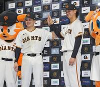 ヤクルトに勝利し、お立ち台でポーズをとる巨人の泉口（左）と田中瑛