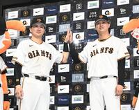 ハイタッチをする泉口（左）と田中瑛（撮影・園田高夫）