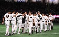 ３連勝を飾り喜ぶ巨人ナイン（撮影・園田高夫）