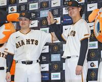 ヤクルトに勝利し、お立ち台でポーズをとる巨人の泉口（左）と田中瑛